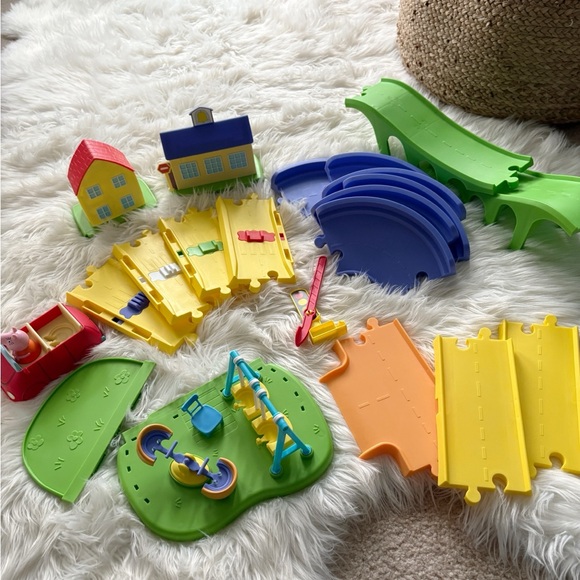 Peppa Pig all around Peppa’s town playset adjustable track - Picture 6 of 10